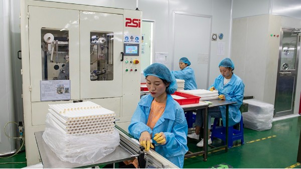 塑料制品制造廠里什么是吹瓶？