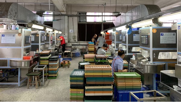 擁有全自動(dòng)噴涂線的注塑模具廠家